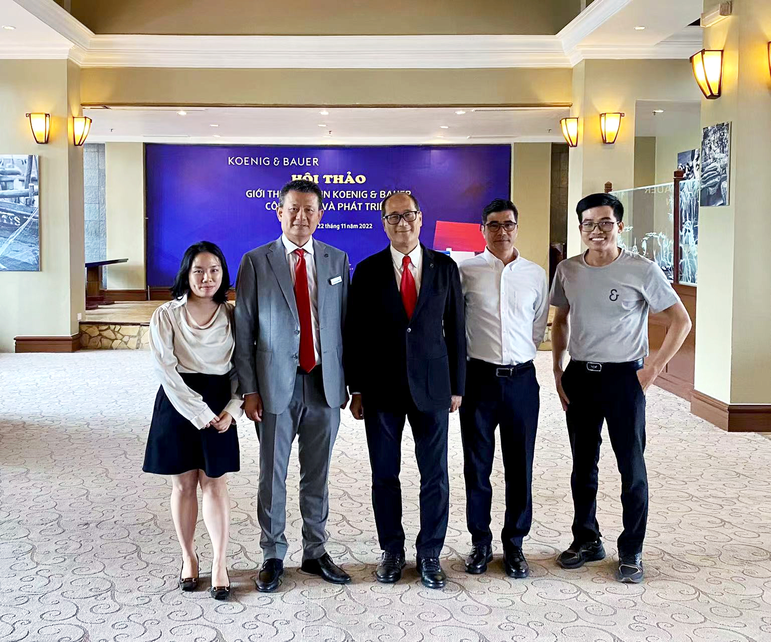 图片8：高宝高层与会嘉宾巡展现场合影图集（2）.jpg